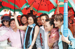 高雄市政府在2005年時，頒發一千萬獎勵金給予勇奪世界大獎的「天邊一朵雲」。 In 2005, Kaohsiung City Government awarded the film 
